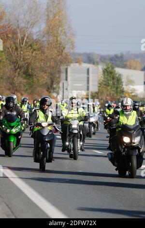 Les participants du mouvement 'Yellow Vests', lors d'une opération de va-lent sur le périphérique de Bordeaux.le 17 novembre 2018 à Bordeaux, France. Photo de Thibaud MORITZ ABACAPRESS.COM Banque D'Images