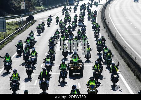 Les participants du mouvement 'Yellow Vests', lors d'une opération de va-lent sur le périphérique de Bordeaux.le 17 novembre 2018 à Bordeaux, France. Photo de Thibaud MORITZ ABACAPRESS.COM Banque D'Images