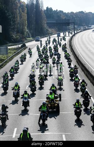 Les participants du mouvement 'Yellow Vests', lors d'une opération de va-lent sur le périphérique de Bordeaux.le 17 novembre 2018 à Bordeaux, France. Photo de Thibaud MORITZ ABACAPRESS.COM Banque D'Images