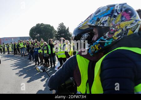 Les participants du mouvement 'Yellow Vests', lors d'une opération de va-lent sur le périphérique de Bordeaux.le 17 novembre 2018 à Bordeaux, France. Photo de Thibaud MORITZ ABACAPRESS.COM Banque D'Images