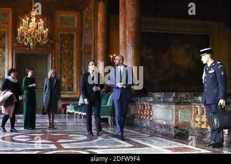 Le Premier ministre Charles Michel et sa femme accueillent le président français Emmanuel Macron et sa femme Brigitte Macron au Palais d'Egmont à Bruxelles, Belgique, le 19 novembre 2018. Photo de Stéphane Lemouton/ Pool/ABACAPRESS.COM Banque D'Images