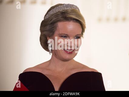 La reine Mathilde de Belgique pose pour les photographes lors d'un dîner d'Etat au Palais Royal de Laeken, Belgique, le 19 novembre 2018, lors d'une visite d'Etat de deux jours du Président français. Photo par Eliot Blondt/ABACAPRESS.COM Banque D'Images