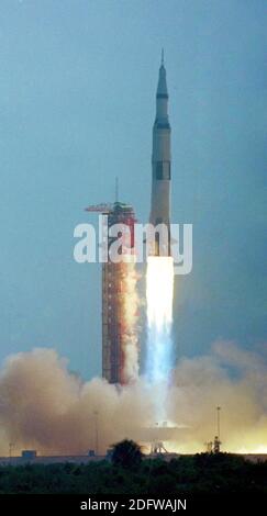 Le véhicule de lancement Saturn V sa-506 avec les astronautes et l'équipement Apollo 11 à bord, se lève du complexe de lancement 39A au Centre spatial Kennedy à Cape Canaveral, en Floride, le mercredi 16 juillet 1969. Il lancera la première mission habitée à atterrir sur la Lune. Photo de Ron Sachs / CNP/ABACAPRESS.COM Banque D'Images