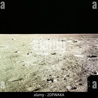 La Lune - (FICHIER) -- cette photo a été prise de la fenêtre Apollo 11 LM pendant la descente à la surface lunaire peu de temps avant l'atterrissage. Il montre la région de la Lune près du point de contact dans la mer de tranquillité. L'atterrissage a eu lieu le dimanche 20 juillet 1969 à 20 h 18 UT (4 h 18 HAE) à 00.57 S, 23.49 E. la vue est au nord. Photo de CNP/ABACAPRESS.COM Banque D'Images