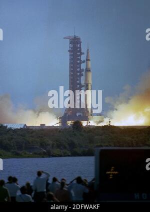 Le véhicule de lancement Saturn V sa-506 avec les astronautes et l'équipement Apollo 11 à bord est photographié avec ses moteurs allumés juste avant le décollage du complexe de lancement 39A au Kennedy Space Center à Cape Canaveral, en Floride, le mercredi 16 juillet 1969. Il lancera la première mission habitée à atterrir sur la Lune. Photo de Ron Sachs / CNP/ABACAPRESS.COM Banque D'Images