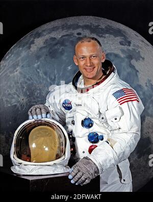 Houston, TX - photo de fichier -- Portrait d'Edwin E. 'Buzz' Aldrin, Jr., Lunar module (LM) pilote d'Apollo 11 Lunar Landing Mission prise le 1er mai 1969. Apollo 11 a été le deuxième et dernier voyage d'Aldrin dans l'espace. Il pilotait auparavant la mission Gemini 12 le 11 novembre 1966. Sur cette mission, Aldrin a réalisé 5 1/2 heures d'activité extravéhiculaire (EVA). Lancement d'Apollo 11 le 16 juillet 1969. L'aldrine est devenue le deuxième homme à mettre le pied sur la lune le 20 juillet 1969. Photo de CNP/ABACAPRESS.COM Banque D'Images