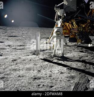 Houston, TX - (FICHIER) -- l'astronaute Edwin E. Aldrin, Jr., pilote de module lunaire, est photographié pendant l'activité extravéhiculaire Apollo 11 (EVA) sur la surface lunaire dimanche 20 juillet 1969. Dans le fond de droite se trouve le module Lunar 'Eagle'. À droite d'Aldrin se trouve l'expérience de composition du vent solaire (CFC) déjà déployée. Cette photo a été prise par Neil A. Armstrong avec un appareil photo de surface lunaire de 70 mm. Photo de CNP/ABACAPRESS.COM Banque D'Images