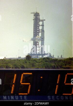 Le véhicule de lancement Saturn V sa-506 avec les astronautes et l'équipement Apollo 11 à bord, est photographié quinze minutes et quinze secondes avant le décollage du complexe de lancement 39A au Kennedy Space Center de Cape Canaveral, en Floride, le mercredi 16 juillet 1969. Il lancera la première mission habitée à atterrir sur la Lune. Photo de Ron Sachs / CNP/ABACAPRESS.COM Banque D'Images