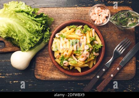 Assiette de pâtes savoureuses avec crevettes et légumes sur bois tableau Banque D'Images