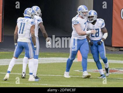 Chicago, États-Unis. 06e décembre 2020. Le centre des Lions de Detroit Frank Ragnow (77) félicite les Detroit Lions qui ont remporté la course en arrière, Adrian Peterson (28), pour avoir remporté le match contre les Chicago Bears au Soldier Field de Chicago, le dimanche 6 décembre 2020. Les Detroit Lions ont battu les Chicago Bears de 34 à 30. Photo par Mark Black/UPI crédit: UPI/Alay Live News Banque D'Images