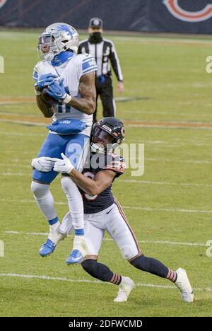 Chicago, États-Unis. 06e décembre 2020. Marvin Jones, grand receveur des Lions de Detroit (11), fait la capture avant d'être attaqué par les Chicago Bears Corner back Kyle Fuller (23) pendant le quatrième trimestre de jeu au Soldier Field à Chicago, le dimanche 6 décembre 2020. Les Detroit Lions ont battu les Chicago Bears de 34 à 30. Photo par Mark Black/UPI crédit: UPI/Alay Live News Banque D'Images