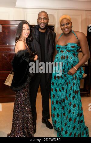 Le joueur de basket-ball français Florent Pietrus (C.) et Isabelle Yacoubou (R.) à l'événement caritatif de collecte de fonds pour l'association Play International à l'Hôtel Shangri-la, Paris, France, le 21 novembre 2018. Photo de Daniel Derajinski/ABACAPRESS.COM Banque D'Images