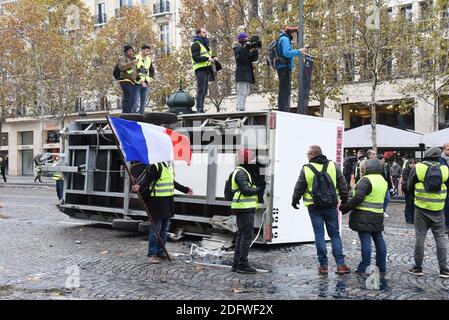 Les gilets jaunes protestent marrés par de violents affrontements avec la police sur les champs-Élysées à Paris, en France, le 24 novembre 2018. Photo d'Alain Apaydin/ABACAPRESS.COM Banque D'Images