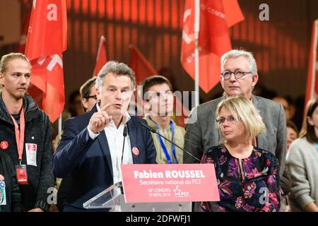 Fabien Roussel (C.), nouveau secrétaire national du Parti communiste français, lors du 38e congrès du Parti, tenu à Ivry sur Seine, près de Paris, le 25 novembre 2018. Photo de Daniel Derajinski/ABACAPRESS.COM Banque D'Images