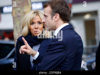 Le président français Emmanuel Macron et la première dame française Brigitte Macron sont vus avant une visite au musée d'art moderne du Centre Georges Pompidou, le 27 novembre 2018 à Paris, dans le cadre de la visite d'État d'Iohannis en France. Photo de Nicolas Tavernier/Pool/ABACAPRESS.COM Banque D'Images