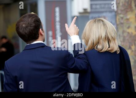 Le président français Emmanuel Macron et la première dame française Brigitte Macron sont vus avant une visite au musée d'art moderne du Centre Georges Pompidou, le 27 novembre 2018 à Paris, dans le cadre de la visite d'État d'Iohannis en France. Photo de Nicolas Tavernier/Pool/ABACAPRESS.COM Banque D'Images