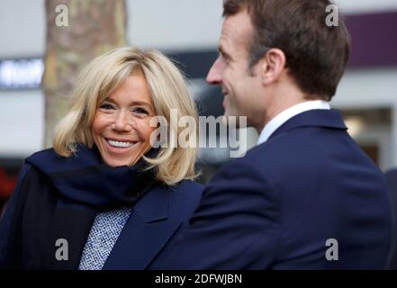 Le président français Emmanuel Macron et la première dame française Brigitte Macron sont vus avant une visite au musée d'art moderne du Centre Georges Pompidou, le 27 novembre 2018 à Paris, dans le cadre de la visite d'État d'Iohannis en France. Photo de Nicolas Tavernier/Pool/ABACAPRESS.COM Banque D'Images