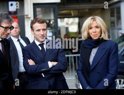 Le président français Emmanuel Macron et la première dame française Brigitte Macron sont vus avant une visite au musée d'art moderne du Centre Georges Pompidou, le 27 novembre 2018 à Paris, dans le cadre de la visite d'État d'Iohannis en France. Photo de Nicolas Tavernier/Pool/ABACAPRESS.COM Banque D'Images