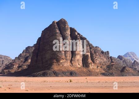 Les sept piliers de la sagesse à Wadi Rum, en Jordanie. Formation de roche de la Vallée de la Lune nommée par le célèbre film épique Lawrence d'Arabie. Wadi al-Qamar. Banque D'Images