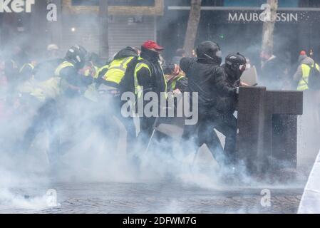 Les manifestants des gilets jaunes (gilets jaunes) s'affrontent avec la police anti-émeute lors d'une manifestation contre la hausse des prix du pétrole sur les champs-Élysées à Paris, en France, le 24 novembre 2018. Les forces de sécurité à Paris ont tiré du gaz lacrymogène et du canon à eau le 24 novembre pour disperser les manifestants. Plusieurs milliers de manifestants, portant une veste jaune haute visibilité, se sont rassemblés sur l'avenue dans le cadre des manifestations qui ont commencé le 17 novembre 2018. Paris, France, 24 novembre, 2018. Photo de Samuel Boivin / ABACAPRESS.COM Banque D'Images