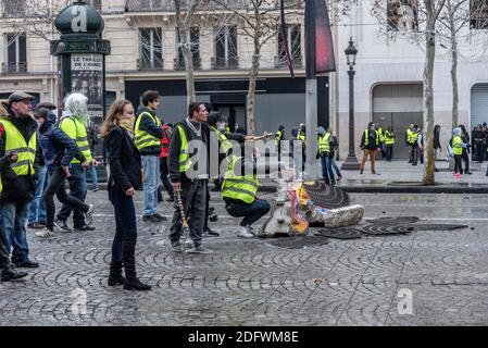 Les manifestants des gilets jaunes (gilets jaunes) s'affrontent avec la police anti-émeute lors d'une manifestation contre la hausse des prix du pétrole sur les champs-Élysées à Paris, en France, le 24 novembre 2018. Les forces de sécurité à Paris ont tiré du gaz lacrymogène et du canon à eau le 24 novembre pour disperser les manifestants. Plusieurs milliers de manifestants, portant une veste jaune haute visibilité, se sont rassemblés sur l'avenue dans le cadre des manifestations qui ont commencé le 17 novembre 2018. Paris, France, 24 novembre, 2018. Photo de Samuel Boivin / ABACAPRESS.COM Banque D'Images