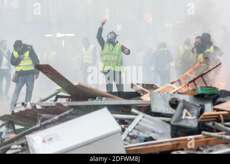 Les manifestants des gilets jaunes (gilets jaunes) s'affrontent avec la police anti-émeute lors d'une manifestation contre la hausse des prix du pétrole sur les champs-Élysées à Paris, en France, le 24 novembre 2018. Les forces de sécurité à Paris ont tiré du gaz lacrymogène et du canon à eau le 24 novembre pour disperser les manifestants. Plusieurs milliers de manifestants, portant une veste jaune haute visibilité, se sont rassemblés sur l'avenue dans le cadre des manifestations qui ont commencé le 17 novembre 2018. Paris, France, 24 novembre, 2018. Photo de Samuel Boivin / ABACAPRESS.COM Banque D'Images