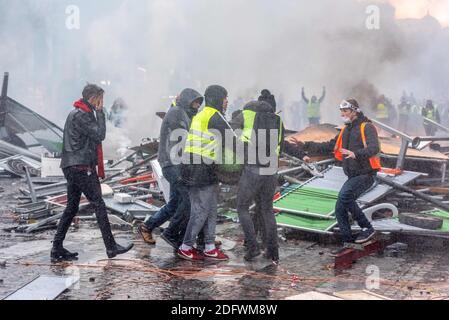 Les manifestants des gilets jaunes (gilets jaunes) s'affrontent avec la police anti-émeute lors d'une manifestation contre la hausse des prix du pétrole sur les champs-Élysées à Paris, en France, le 24 novembre 2018. Les forces de sécurité à Paris ont tiré du gaz lacrymogène et du canon à eau le 24 novembre pour disperser les manifestants. Plusieurs milliers de manifestants, portant une veste jaune haute visibilité, se sont rassemblés sur l'avenue dans le cadre des manifestations qui ont commencé le 17 novembre 2018. Paris, France, 24 novembre, 2018. Photo de Samuel Boivin / ABACAPRESS.COM Banque D'Images