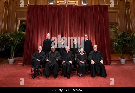 Les juges de la Cour suprême ont posé pour leur portrait de groupe officiel de la Cour suprême le 30 novembre 2018 à Washington, D.C. Assis de gauche à droite : Associer la Justice Stephen Breyer, juge Clarence Thomas, juge en chef John G. Roberts, associer la Justice Ruth Bader Ginsburg et juge Samuel Alito associé, Jr. debout derrière de gauche à droite : Associer la Justice Neil Gorsuch, associer la Justice Sonia Sotomayor, associer la Justice Elena Kagan et associer la Justice M. Brett Kavanaugh. Photo par Kevin Dietsch/UPI Banque D'Images