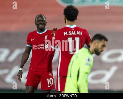 Liverpool. 7 décembre 2020. Sadio Mane (L) de Liverpool célèbre après un but par Wolverhampton Wanderers Nelson Semedo lors du match de la première ligue anglaise entre le FC Liverpool et le FC Wolverhampton Wanderers à Liverpool, en Grande-Bretagne, le 6 décembre 2020. Credit: Xinhua/Alay Live News Banque D'Images