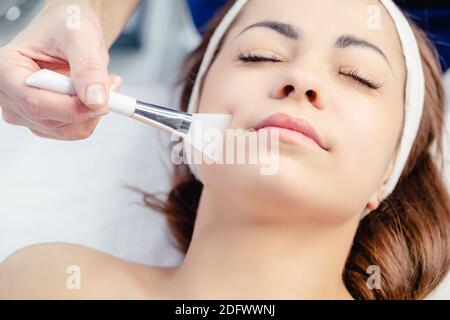 Femme en gros plan sur l'intervention en clinique de cosmétologie. Masque, nettoyage ultrasonique, exfoliation mécanique, polissage au diamant. Patient et médecin. Santé Banque D'Images