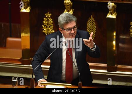 Le chef du parti de gauche de la France Insoumise (LFI) (France Unbaden) et député Jean-Luc Melenson prononce un discours lors d'une session à l'Assemblée nationale française à Paris, le 5 décembre 2018. Photo par Eliot Blondt/ABACAPRESS.COM Banque D'Images