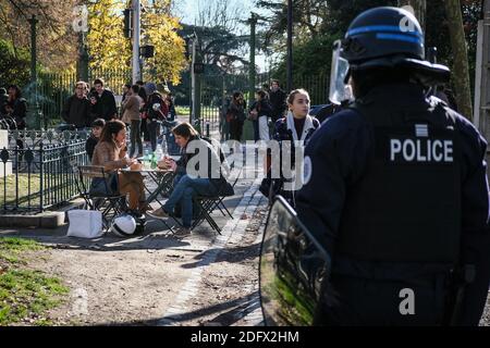 Pour la cinquième journée consécutive, plusieurs centaines d'élèves du secondaire ont manifesté dans les rues de Toulouse (France) le 7 décembre 2018. La marche était calme, mais a fini par être dispersée par la police et les gaz lacrymogènes, en répondant aux jets de pierres. Photo de Patrick BATARD / ABACAPRESS.com Banque D'Images