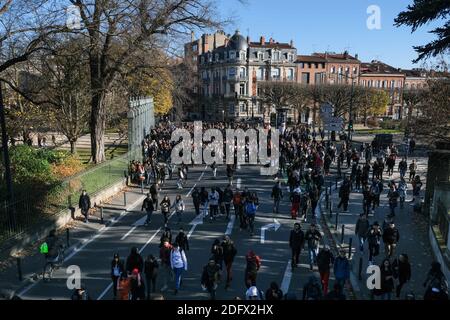 Pour la cinquième journée consécutive, plusieurs centaines d'élèves du secondaire ont manifesté dans les rues de Toulouse (France) le 7 décembre 2018. La marche était calme, mais a fini par être dispersée par la police et les gaz lacrymogènes, en répondant aux jets de pierres. Photo de Patrick BATARD / ABACAPRESS.com Banque D'Images