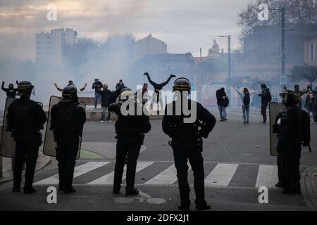 Pour la cinquième journée consécutive, plusieurs centaines d'élèves du secondaire ont manifesté dans les rues de Toulouse (France) le 7 décembre 2018. La marche était calme, mais a fini par être dispersée par la police et les gaz lacrymogènes, en répondant aux jets de pierres. Photo de Patrick BATARD / ABACAPRESS.com Banque D'Images