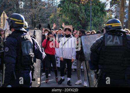 Pour la cinquième journée consécutive, plusieurs centaines d'élèves du secondaire ont manifesté dans les rues de Toulouse (France) le 7 décembre 2018. La marche était calme, mais a fini par être dispersée par la police et les gaz lacrymogènes, en répondant aux jets de pierres. Photo de Patrick BATARD / ABACAPRESS.com Banque D'Images