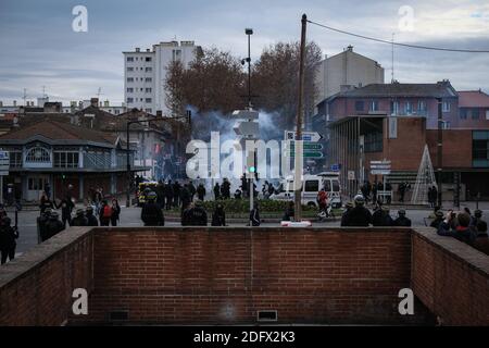 Pour la cinquième journée consécutive, plusieurs centaines d'élèves du secondaire ont manifesté dans les rues de Toulouse (France) le 7 décembre 2018. La marche était calme, mais a fini par être dispersée par la police et les gaz lacrymogènes, en répondant aux jets de pierres. Photo de Patrick BATARD / ABACAPRESS.com Banque D'Images