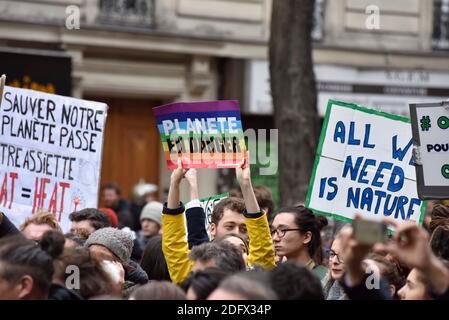 Les militants et manifestants français de l'environnement participent à une marche pour le climat le 8 décembre 2018 à Paris, en France. Photo de Patrice Pierrot/avenir Pictures/ABACAPRESS.COM Banque D'Images