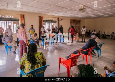 Kigali, Rwanda. 6 décembre 2020. Un responsable local explique aux résidents la catégorisation des ménages en fonction de leurs revenus dans le cadre du programme de lutte contre la pauvreté Ubudehe, dans la cellule de Ngoma, dans le district de Kicukiro à Kigali, au Rwanda, le 6 décembre 2020. Le gouvernement rwandais a lancé un exercice national visant à reclasser les ménages en fonction de leurs revenus dans le cadre du programme de lutte contre la pauvreté Ubudehe, visant à faciliter une allocation adéquate des ressources. Credit: Cyril Ndegeya/Xinhua/Alay Live News Banque D'Images