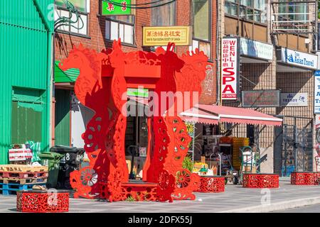 Sièges sur le trottoir de Chinatown à Toronto, Canada Banque D'Images