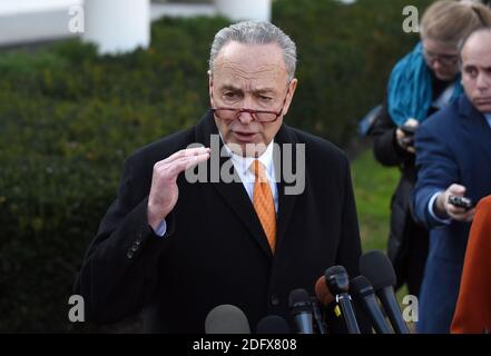 Le leader minoritaire du Sénat Charles Schumer (D-N.Y.) s'adresse à la presse après une rencontre avec le président Donald Trump à la Maison Blanche le 11 décembre 2018 à Washington. Photo par Olivier Douliery/ABACAPRESS.COM Banque D'Images