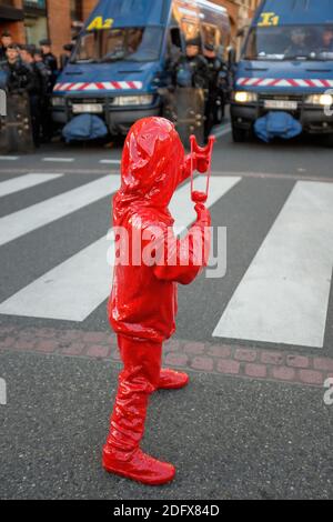 Oeuvre de l'artiste Toulouse James Colomina, classé devant la police : un enfant qui envoie un coeur avec un coup de feu. La Journée nationale 'Ecole secondaire de Dead' a conduit à une manifestation dans les rues de Toulouse (France) le 11 décembre 2018. Les élèves et les enseignants ont exprimé leur mécontentement à l'égard de la sélection et de la réforme du secondaire. Rejoints par les parents et sous la supervision des syndicats, le cortège s'est déplacé en paix et sans dommages ni heurts avec la police. Photo de Patrick Batard/ABACAPRESS.COM Banque D'Images