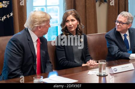 12 décembre 2018 - Washington, DC, États-Unis: Le gouverneur élu Kristi Noem du Dakota du Sud parle lors d'une réunion organisée par le président des États-Unis, Donald J. Trump, avec les gouverneurs élus à la Maison Blanche. Assis à droite est le gouverneur élu Mike DeWine de l'Ohio. (Chris Kleponis / Polaris) Banque D'Images