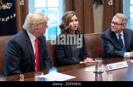 12 décembre 2018 - Washington, DC, États-Unis: Le gouverneur élu Kristi Noem du Dakota du Sud parle lors d'une réunion organisée par le président des États-Unis, Donald J. Trump, avec les gouverneurs élus à la Maison Blanche. Assis à droite est le gouverneur élu Mike DeWine de l'Ohio. (Chris Kleponis / Polaris) Banque D'Images