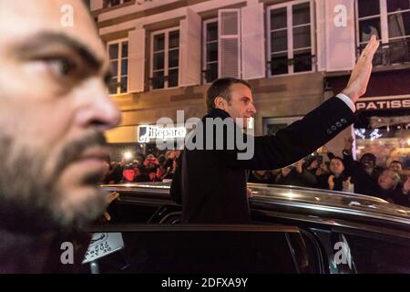 Le président français Emmanuel Macron part après avoir visité le marché de Noël à Strasbourg, dans l'est de la France, le vendredi 14 décembre 2018. La police française a tué l'homme qu'ils pensaient avoir attaqué le marché de Noël de Strasbourg, mais les enquêteurs ont continué vendredi à fouiller les complices possibles dans une ville connue pour sa forte concentration d'extrémistes potentiels. Photo de Jean-François Badias/pool/ABACAPRESS.COM Banque D'Images