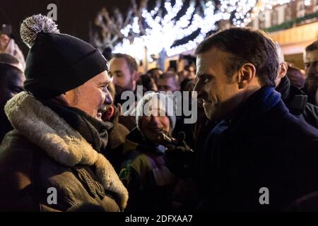 Le président français Emmanuel Macron, à droite, s'entretient avec les visiteurs du marché de Noël à Strasbourg, dans l'est de la France, le vendredi 14 décembre 2018. La police française a tué l'homme qu'ils pensaient avoir attaqué le marché de Noël de Strasbourg, mais les enquêteurs ont continué vendredi à fouiller les complices possibles dans une ville connue pour sa forte concentration d'extrémistes potentiels. Photo de Jean-François Badias/pool/ABACAPRESS.COM Banque D'Images