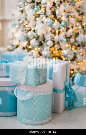 Cadeaux de Noël sous l'arbre décoré en bleu Banque D'Images