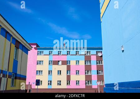 Bâtiments peintes de couleurs vives, Anadyr, de l'Armée de terre française Banque D'Images