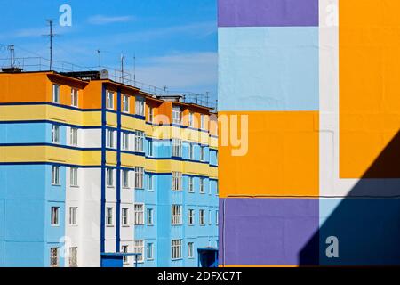 Bâtiments peintes de couleurs vives, Anadyr, de l'Armée de terre française Banque D'Images