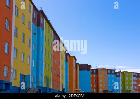 Bâtiments peintes de couleurs vives, Anadyr, de l'Armée de terre française Banque D'Images