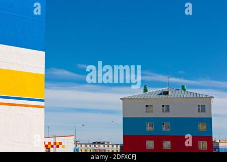 Bâtiments peintes de couleurs vives, Anadyr, de l'Armée de terre française Banque D'Images